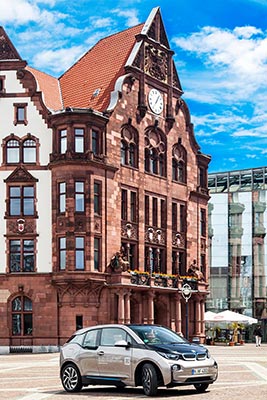 BMW i3 vor dem alten Rathaus in Dortmund auf dem Friedensplatz.