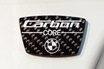 Carbon Core Schild auf der B-Säule des 7er-BMW, verdeckt durch die Türen