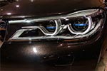 BMW 750Li xDrive Individual mit Laserscheinwerfern, zu erkennen an den blauen Elementen