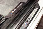 BMW M3, Schriftzug in der Tür-Einstiegsleiste und BMW M Performance Fussmatte