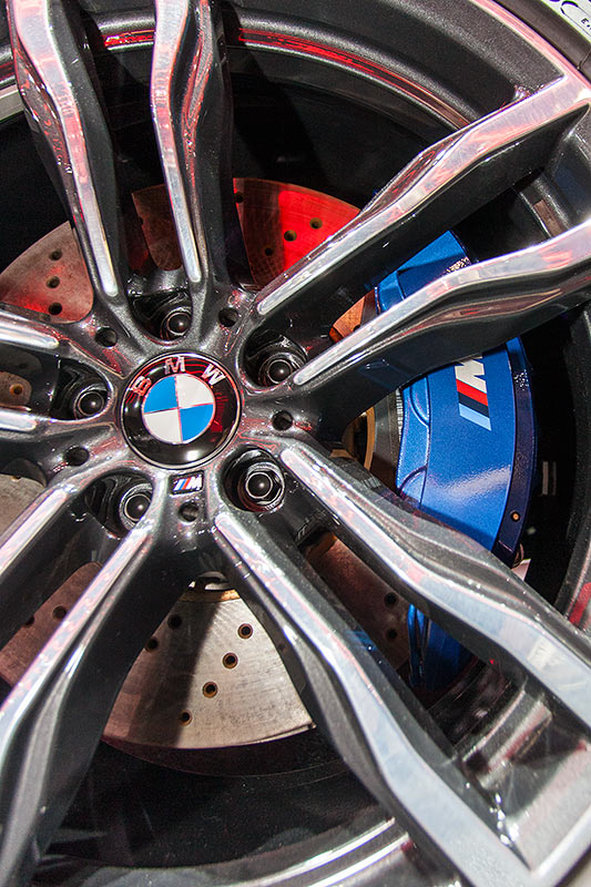 Foto: BMW X6 M, gelochte Bremsscheibe und lackierter Bremssattel  (vergrößert)