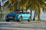 MINI Cooper S Cabrio in Caribbean Aqua metallic, mit offenem Verdeck.
