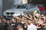 Tom Cruise mit Fans bei der Weltpremiere von 'Mission: Impossible - Rogue Nation' in der Wiener Staatsoper am 23. Juli 2015 in Wien, sterreich