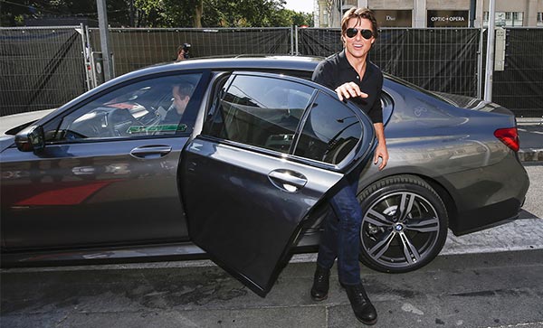Tom Cruise kommt mit dem neuen BMW 7er bei der Weltpremiere von 'Mission: Impossible - Rogue Nation' am 23. Juli 2015 vor der Wiener Staatsoper an