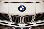 BMW 635CSi, BMW-Logo auf der Motorhaube und BMW Niere