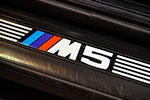 BMW M5, Logo in der Einstiegsleiste