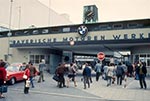 Die Geschichte der BMW Group: 100 Jahre Faszination für Mobilität. Schichtwechsel im BMW Werk München-Milbertshofen 1965-1970