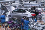 BMW Group Werk Dingolfing; Technologie Montage; Aggregateeinbau; Verbindung Bremsleitungen