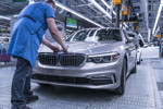 BMW Group Werk Dingolfing; Technologie Montage; Anbringen BMW Logo