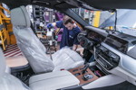 BMW Group Werk Dingolfing; Technologie Montage; Einbau Sitze