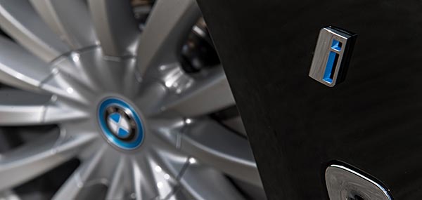 BMW 740Le xDrive iPerformance, BMW i Logo vor dem Radhaus