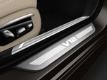 BMW M760Li xDrive, V12 Schriftzug in der Einstiegsleiste