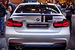 BMW 330d xDrive mit auffälligen Top Streifen (189 Euro), Heckspoiler Carbon (570 Euro)