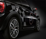 MINI Cooper S 3-T&uuml;rer mit John Cooper Works Pro Side Stripes Racing '37' und 18 Zoll Leichtmetallr&auml;dern John Cooper Works Pro Cross Spoke 506 in Jet Black.