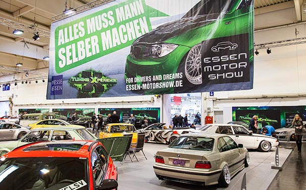 BMW 323i (E36) (unten rechts), ausgestellt in der tuningXperience, Essen Motor Show 2016
