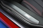 BMW i8 Protonic Red Edition, Schriftzug in der Einstiegsleiste
