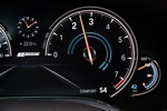 BMW 740Le xDrive iPerformance, Tacho Instrumente. Im Sport-Modus gibt es einen 'normalen' Drezahlmesser.