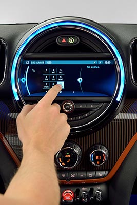 MINI Countryman, Premiere: Zentralinstrument mit Touchscreen-Display.