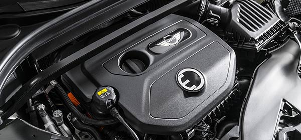 Der 1,5 Liter 3-Zylinder Benzinmotor mit 136 PS treibt die Vorderräder des MINI Cooper S E Countryman ALL4 an.