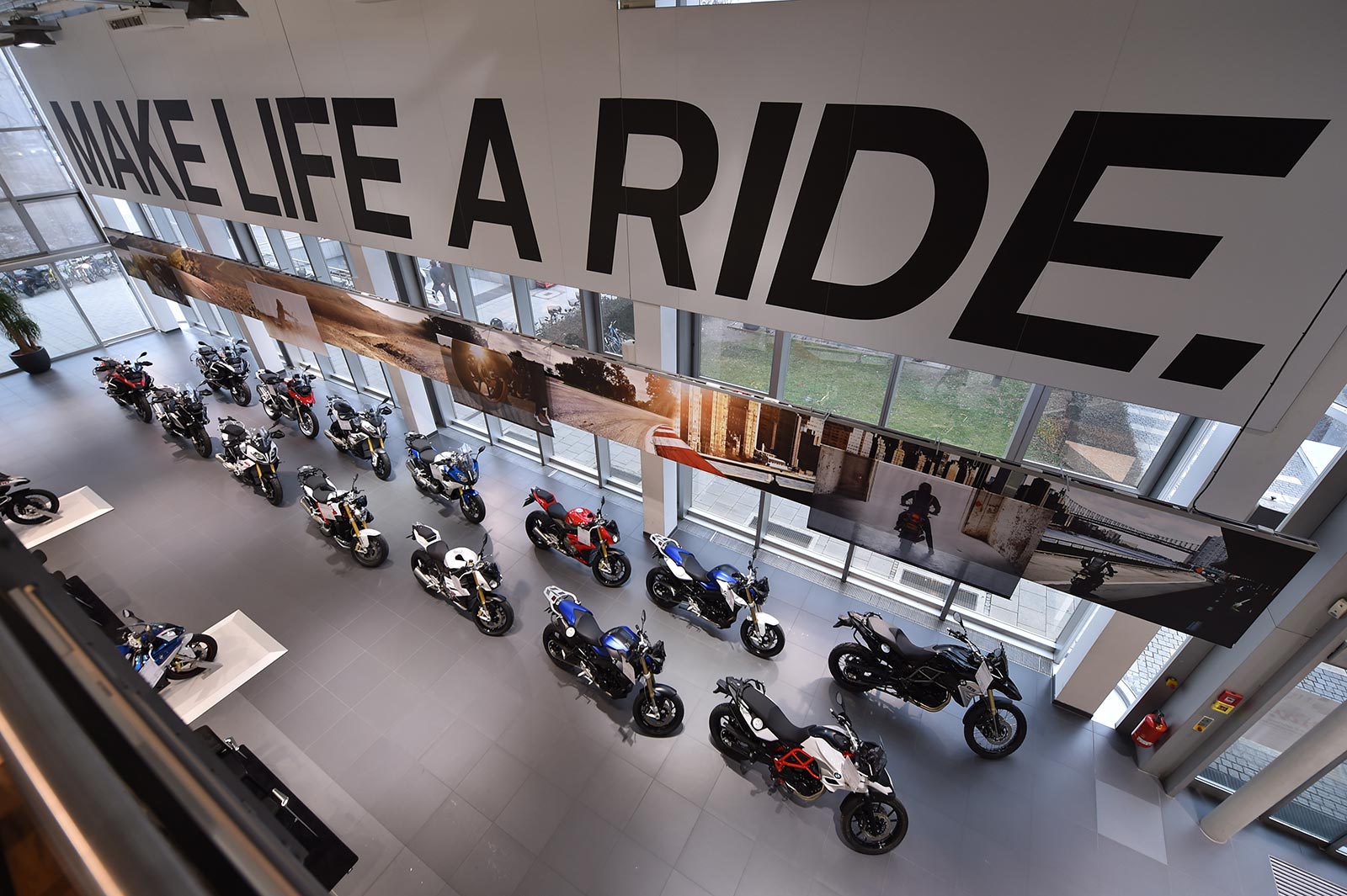 Foto: BMW Motorrad Ausstellung im BMW Motorrad Zentrum in München  (vergrößert)