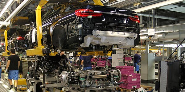 Produktion des BMW 730Ld (G12), Hochzeit: Motor und Antriebsstrang treffen auf die Karosse