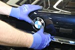 Produktion des BMW 730Ld (G12), Montage des BMW Logos auf der Heckklappe