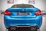 BMW M2 in Long Beach Blau metallic, mit Doppelrohr-Auspuff-Endrohren