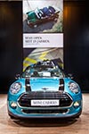 MINI Cabrio Neuwagen in Caribbean Aqua metalic mit Motorhaubenstreifen schwarz auf der Techno Classica 2016