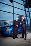 BMW Chef Harald Krüger übergibt den Schlüssel für das 100.000ste elektrifizierte Fahrzeug im Jahr 2017 an seinen Kunden Wilhelm Schulten aus Nordrhein-Westfalen.