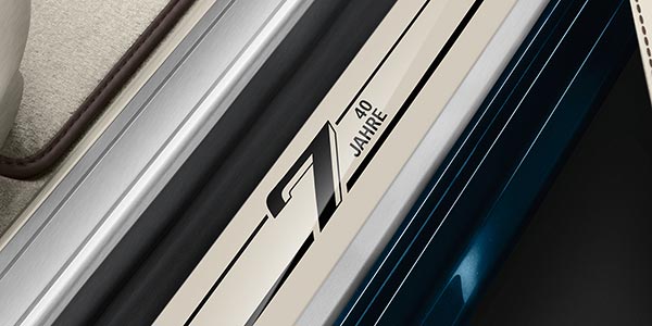 Der BMW 7er Edition 40 Jahre mit BMW Individual Volllederausstattung Merino Feinnarbe in der Farbkomibation Rauchweiß/Cohiba und Editions-Signet auf der Einstiegsleiste
