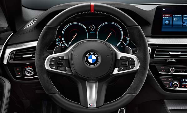 Der neue BMW 5er Touring mit BMWMPerformance Sportlenkrad.
