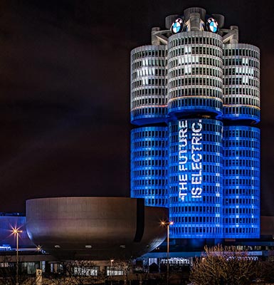 Als Batterie illuminierter BMW 'Vierzylinder' am Abend des 18.12.2017.