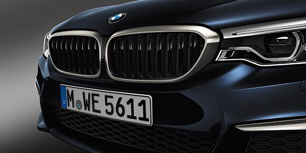 der M760Li xDrive hat es vorgemacht: Nierenrahmen und Designelemente im Stofnger des BMW M550d xDrive in Ceriumgrau