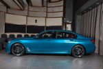 BMW M760Li Individual (G12) in 'Long Beach Blue' in Abu Dhabi, mit Frontspoiler von '3D Design'.