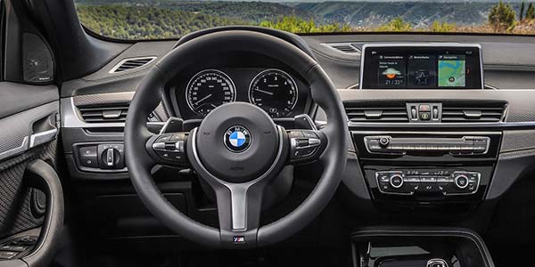 BMW X2 xDrive20d, Modell M Sport X. Cockpit.