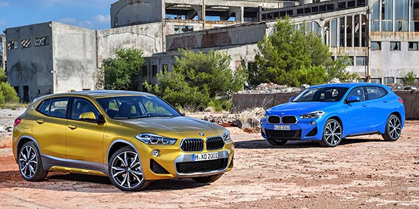 BMW X2 xDrive20d, Modell M Sport X, in Galvanic Gold und BMW X2 sDrive20i, Modell M Sport, in Misanoblau.