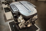 BMW M Performance TwinPower Turbo V12 Benzinmotor, bietet unvergleichlich kultivierte Kraftentfaltung.