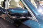 BMW 750 Li Individual '40 years', Außenspiegel, der auf einen schmalen Steg montiert ist, der quasi aus der Zierleiste kommt