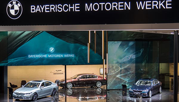 BMW präsentiert auf der IAA erstmals das neue Signet aus zweifarbigem BMW-Logo mit dem Schriftzug 'BAYERISCHE MOTOREN WERKE'