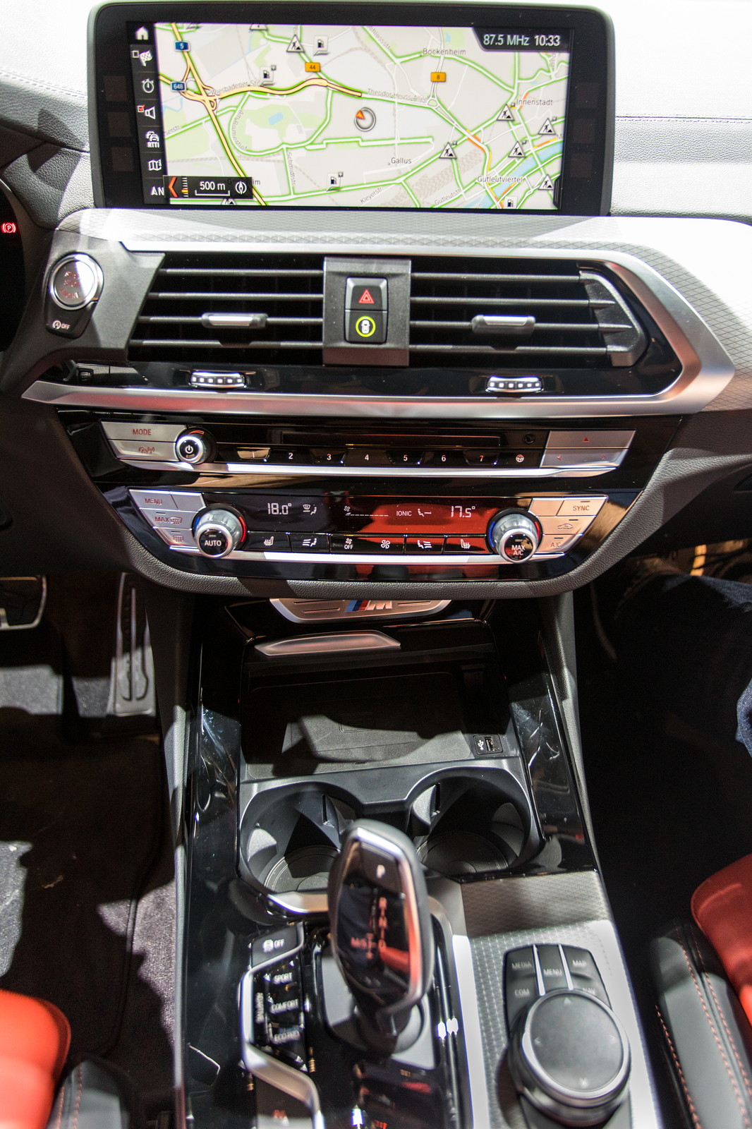 Foto: BMW X3 xDrive M40i, Mittelkonsole mit frei stehendem Bordbildschirm  (vergrößert)