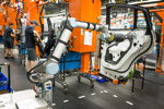 BMW Group Werk Spartanburg: kollaborativer Roboter in der Fahrzeugmontage