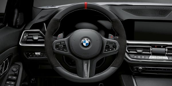 BMW M Performance Parts fr den neuen BMW 3er, MPerformance Lenkrad mit Alcantara-Griffbereich, roter Mittenmarkierung und silbergrauer, handgenhten Kreuzstichnaht.