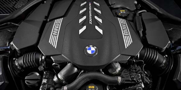 BMW 8er Coup, V8-Biturbo Motor mit neu entwickelte Twin-Scroll-Turbolader im V-Raum zwischen den Zylinderbnken, 530 PS
