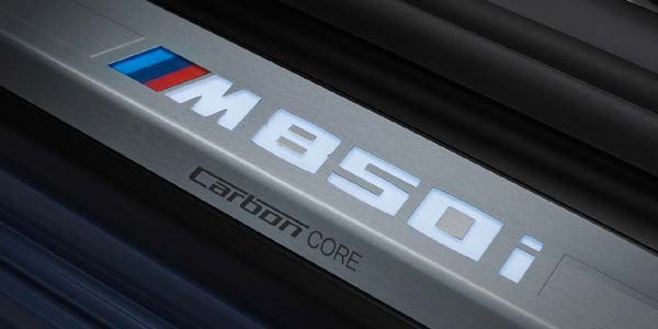 BMW M850i xDrive Coupe, beleuchtete Einstiegsleiste mit MLogo und Carbon Core Schriftzug