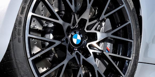 BMW M2 Competition, neue optionale M Sportbremse mit grau lackierten Bremsstteln.