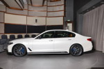 BMW M550i (G30) mit Seitenschwellerverkleidung und BMW M Performance Schriftzug.