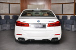 BMW M550i (G30) mit BMW M Performance Carbon Heckspoilerlippe.