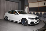 BMW M550i (G30) im Showroom von BMW Abu Dhabi Motors