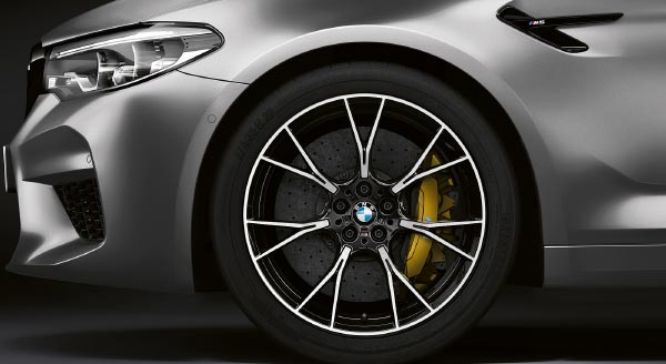 BMW M5 Competition, speziell entwickelte Leichtmetallrder im Y-Speichendesign und in Bicolor-Ausfhrung, optional mit M Carbon-Keramik Bremsanlage