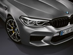 BMW M5 Competition, viele Desingelemente in schwarz hochglänzend, u. a. der Rahmen der BMW-Niere